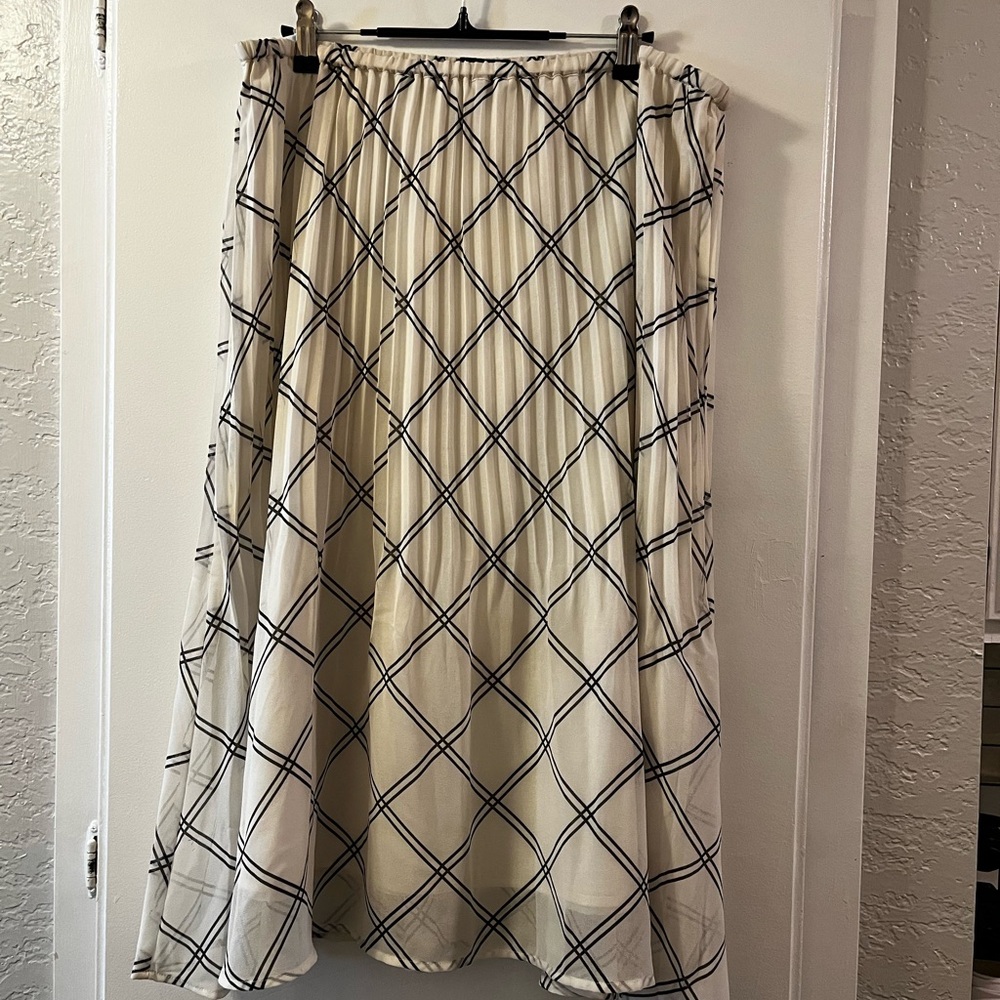 Banana Republic black and white pleated skirt